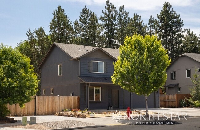 Building Photo - Recently Renovated 3 Bed, 2.5 Bath w/ Offi...