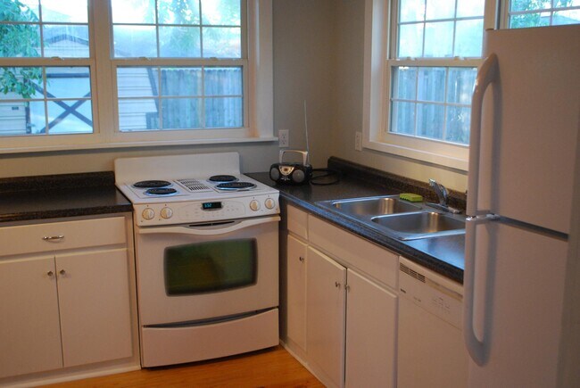 Kitchen - 410 Robin Rd