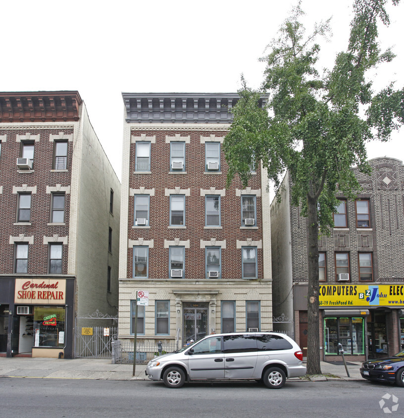 Foto del edificio - 68-11 Fresh Pond Rd