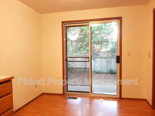 Foto del edificio - 1504 NW Lakehill Cir