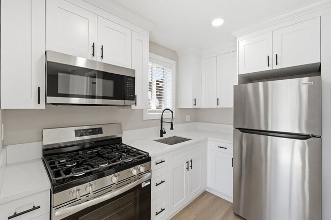 Building Photo - Donner