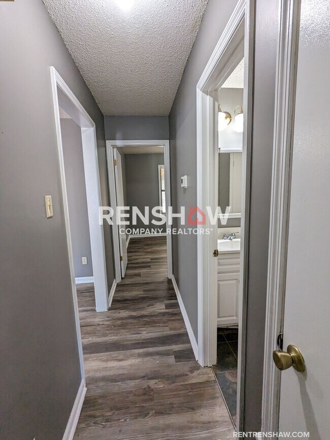Building Photo - Classic 2/1.5 Cordova Townhome Now Availab...
