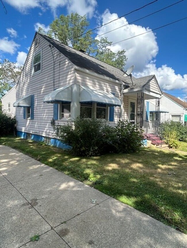 Foto del edificio - Bright Cape w/ Sunroom, Central Air, Big B...