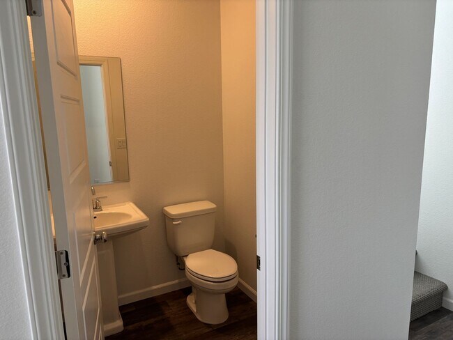 Building Photo - Stunning New Home