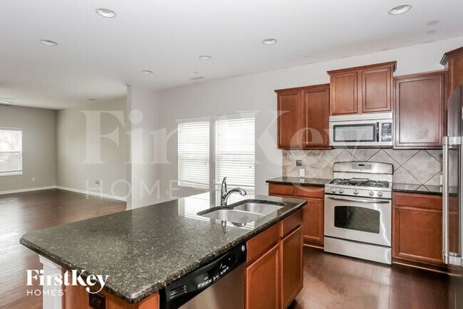 Foto del edificio - 6906 Barefoot Forest Dr