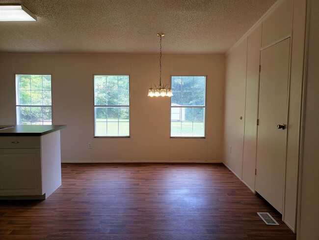 Building Photo - 4 bedroom Mobile Home