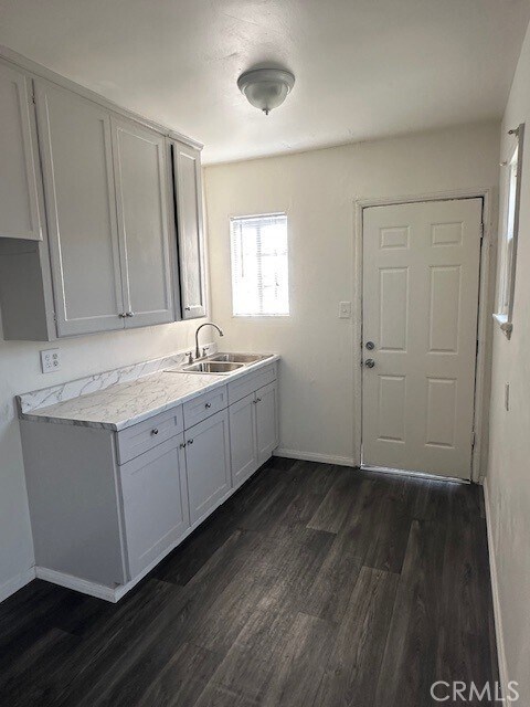 Foto del edificio - 932 W 71st St