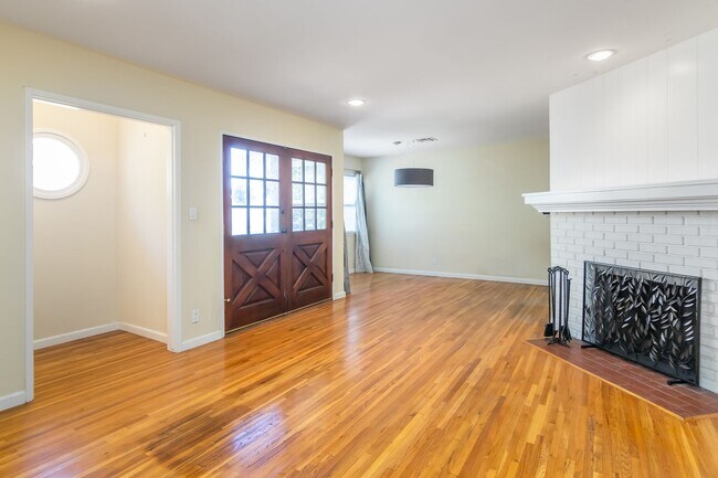 Foto del edificio - Spacious 3 Bedroom / 2 Bathroom Home in La...