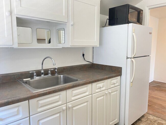 Foto del edificio - REFRESHED Craftmans Style Upstairs One Bed...