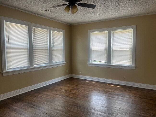 Foto del edificio - Charming 1 bed 1 bath 1930's bungalow in Midtown!