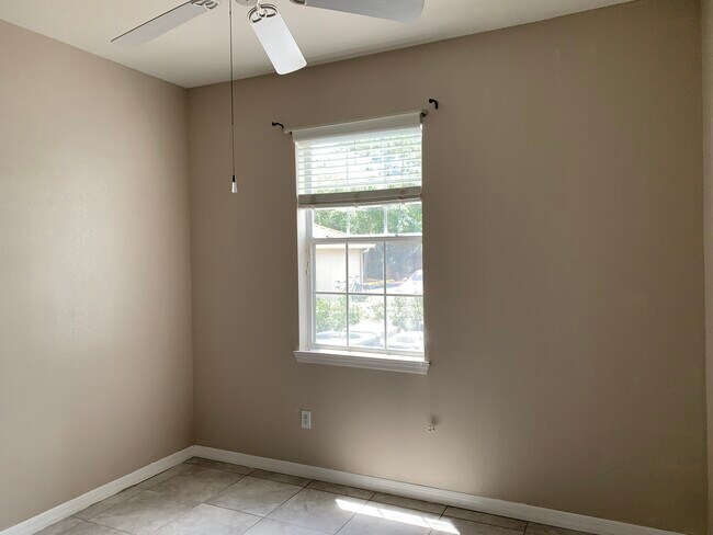 Foto del edificio - 5683 Star Rush Dr