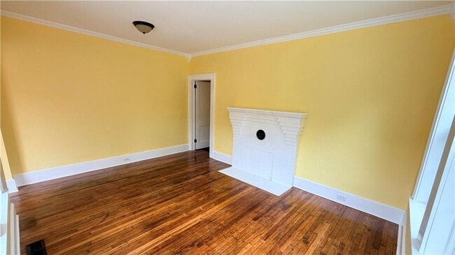 Building Photo - 403 E Elm St