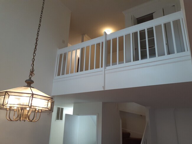 Foto del edificio - 251 E Forest Knoll Dr