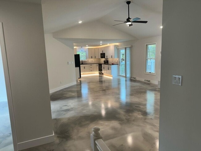 Foto del edificio - 5 Bed 4 Bath Home fenced yard