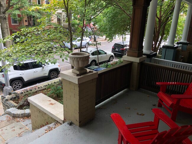 Vista de la acera del porche frontal - 1710 Euclid St NW