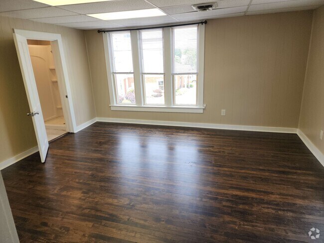 Building Photo - 102 Vermillion St