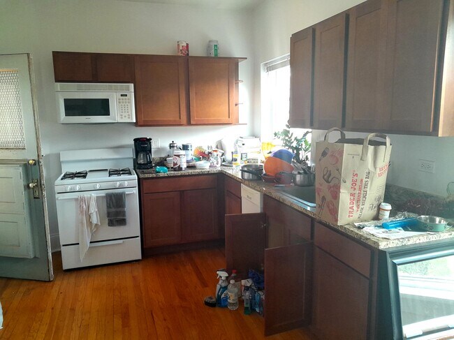 kitchen - 2306 W Wilson Ave