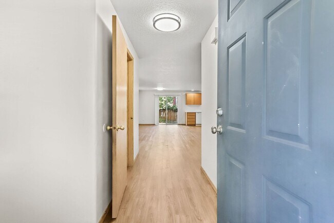Building Photo - Updated SE Portland Townhome - Near Woodstock