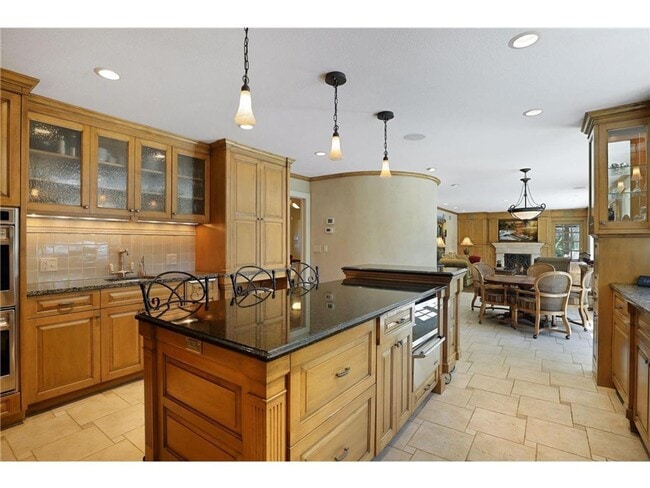 Building Photo - 7 Bedroom home near Cedar Lake