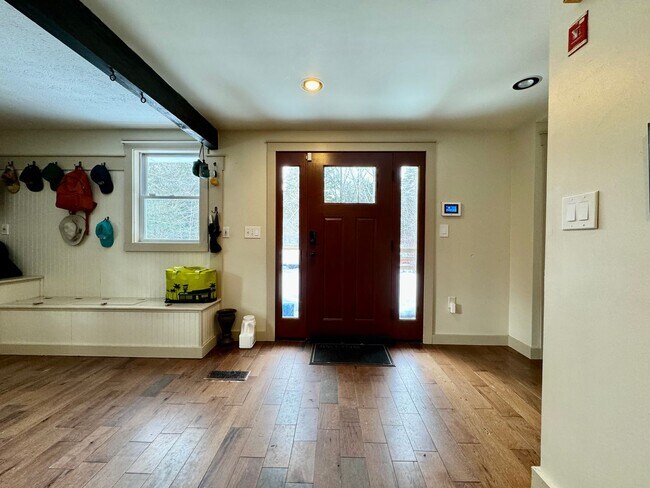 Building Photo - 4 Bed/4 Bath Single Family (Fully Furnishe...