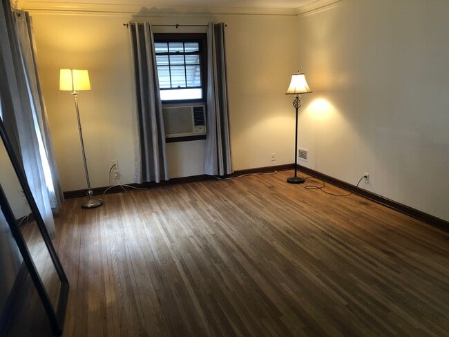 living room - 3536 N 47th Ave