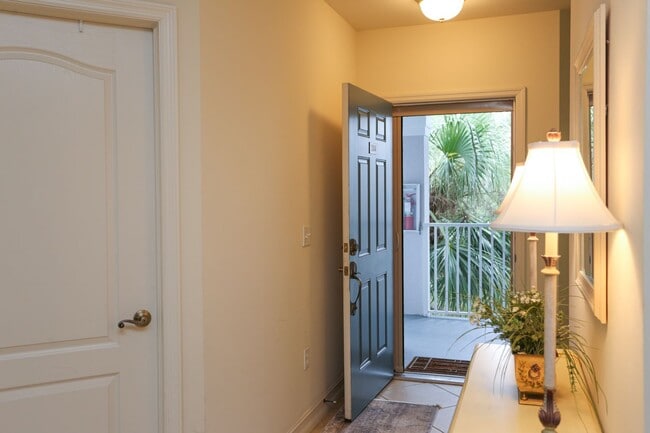 Building Photo - ** SEASONAL RENTAL ** BLUE HERON ** 2 BED/...