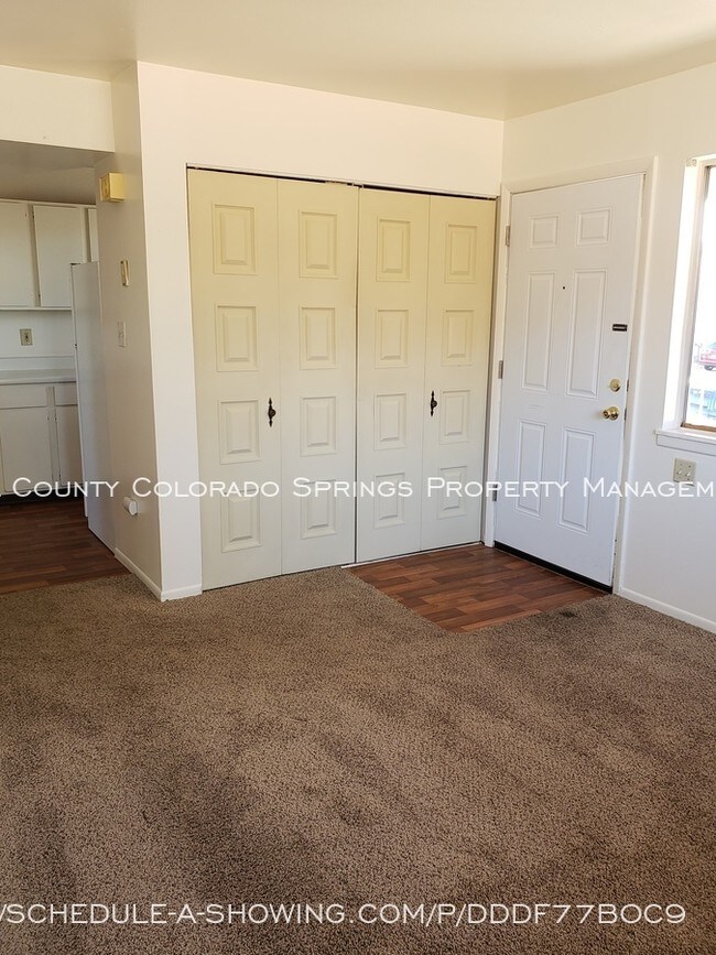 Foto del edificio - Available Now 1105 Cree Drive Unit #2