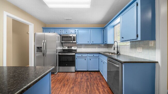 Foto del edificio - Enjoy comfortable, low-maintenance living in this updated, pet-friendly, carpet-free 3-bedroom ho...