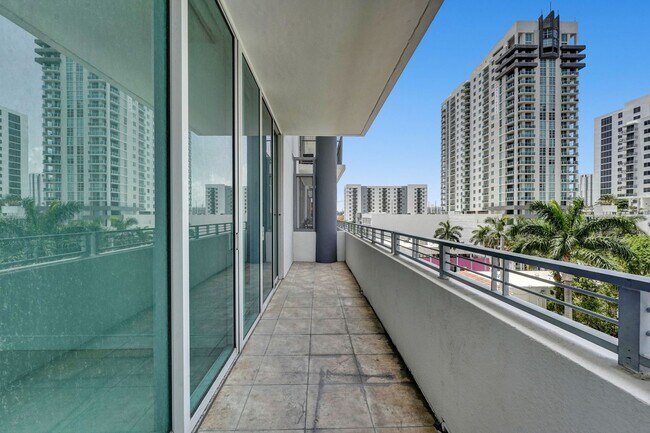 Foto del edificio - 1 bedroom and 1 bath condo located east side of Biscayne Blvd Miami Florida