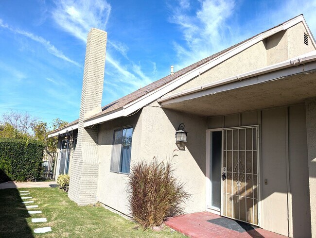 Foto del edificio - 2 Stories SFR - 4 Bedrooms + 2 Baths.  AVAILABLE NOW!