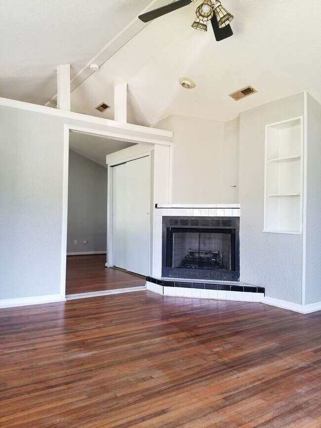 Building Photo - Cute 2 bedroom 1 bath recently renovated home