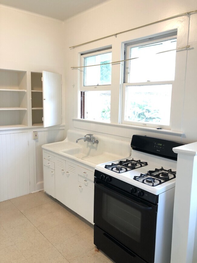 Photo - Charming Studio w/ Full Kitchen in Kaimuki! House
