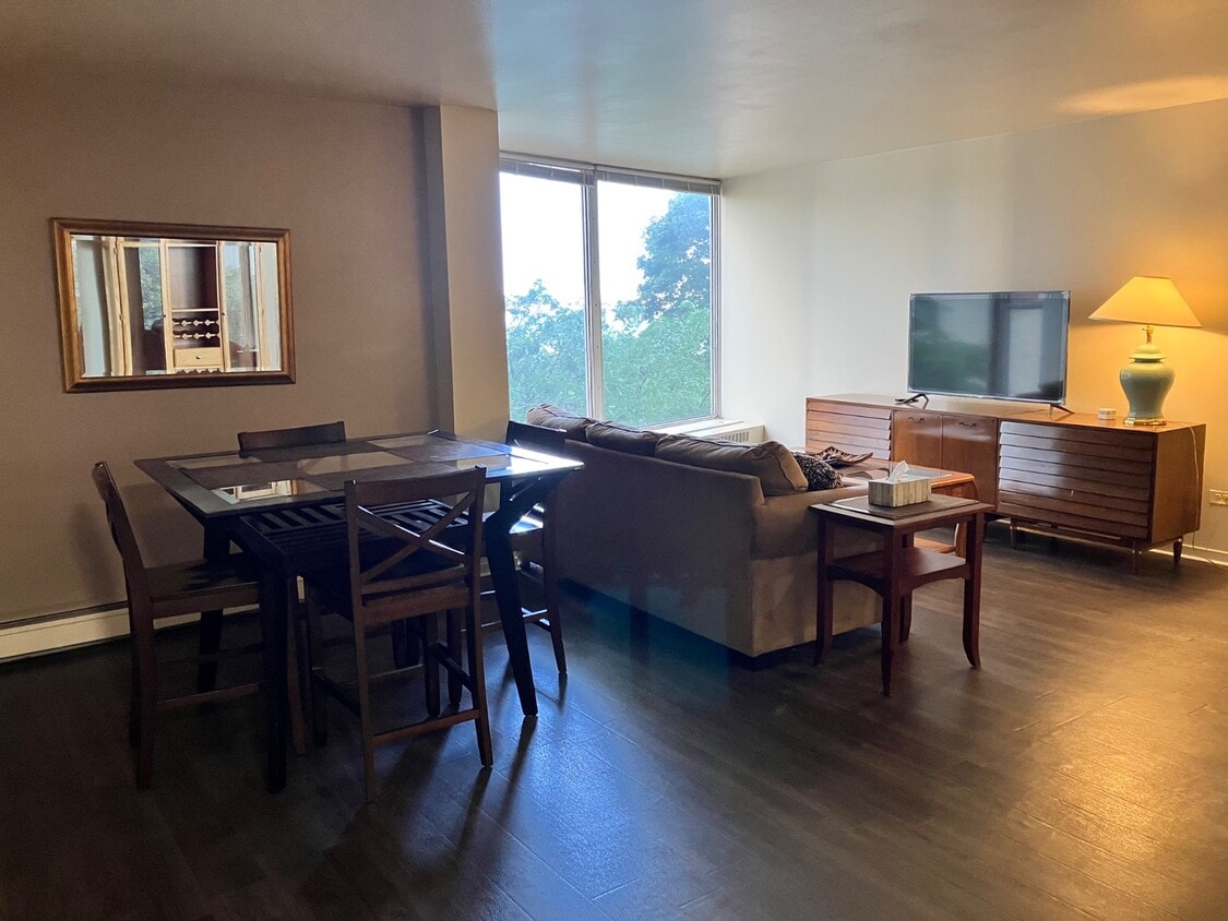 Foto principal - 8200 E Jefferson Ave