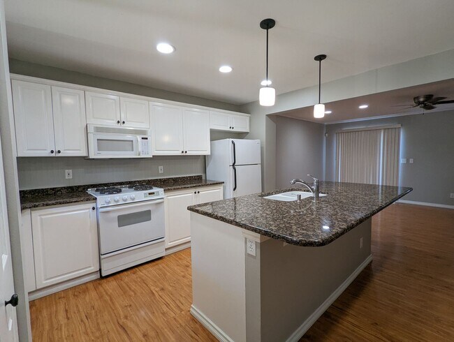 Building Photo - Exclusive Summerwind Town Home Community