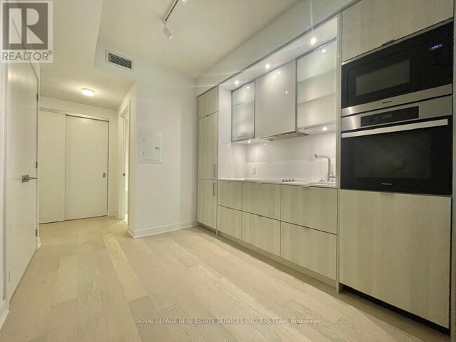 Building Photo - 11 Yorkville Ave