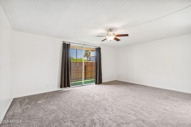Foto del edificio - 6939 E 3rd St