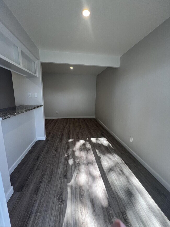 Building Photo - Newly Remodeled, Charming 1-Bedroom Oasis ...