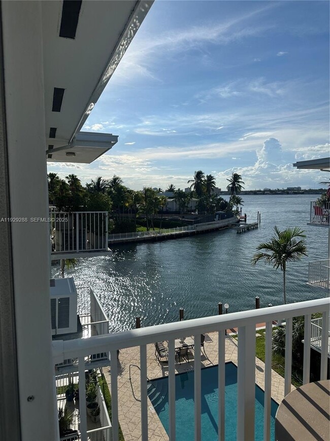 Foto del edificio - 10250 W Bay Harbor Dr