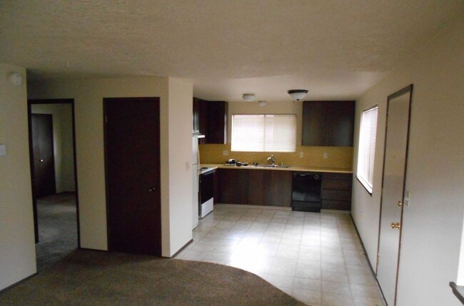 Building Photo - Cute 2BD Unit in Desirable McGillivray Nei...