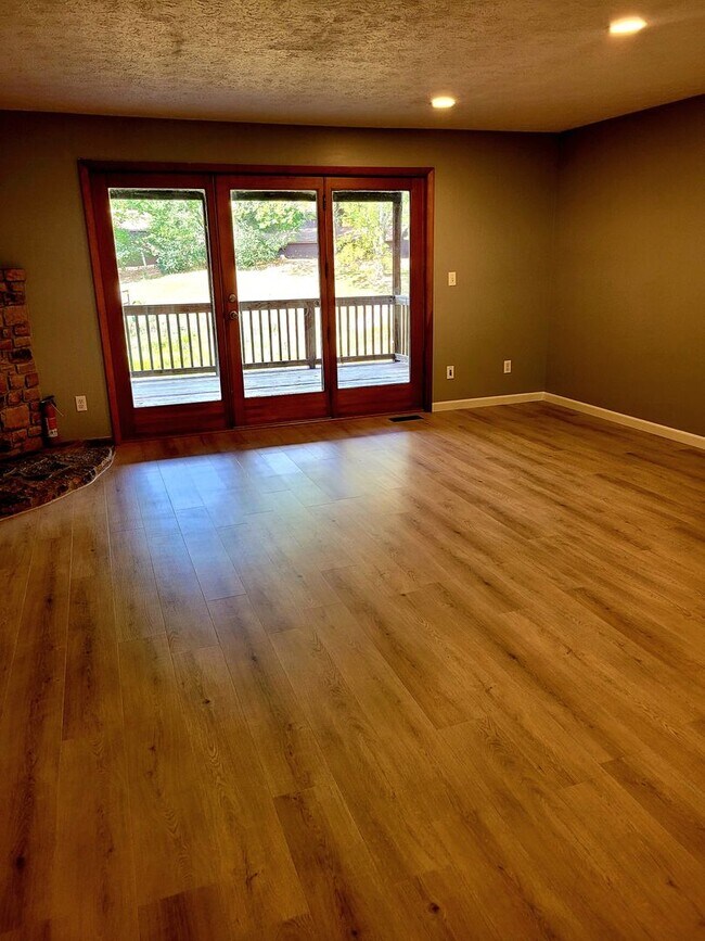 Foto del edificio - 4 bedroom Townhouse on Bloomington's South Side; Located in The Woodlands!