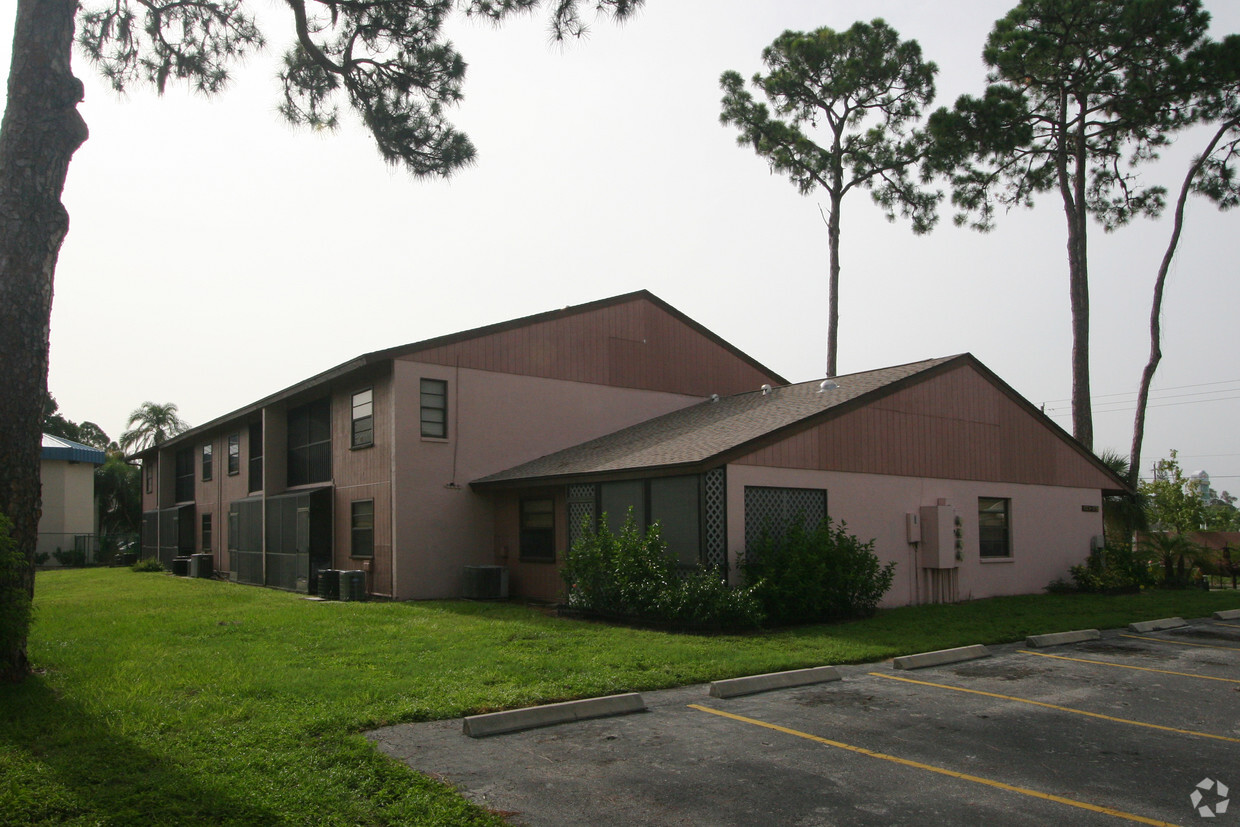 Building Photo - 5783-5799 Summer Side Ln