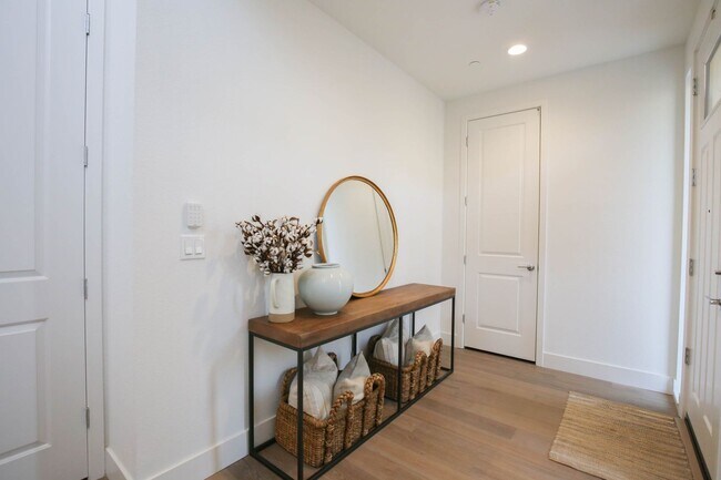 Foto del edificio - Enjoy Bay Views And Trails In This Newer Modern 3 Bedroom Home