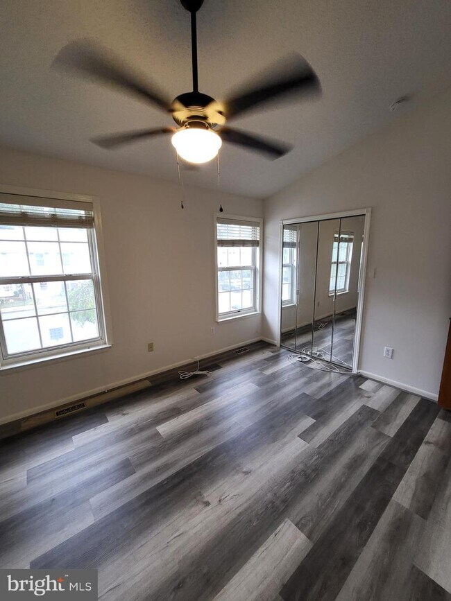Foto del edificio - 56 Grant Ln