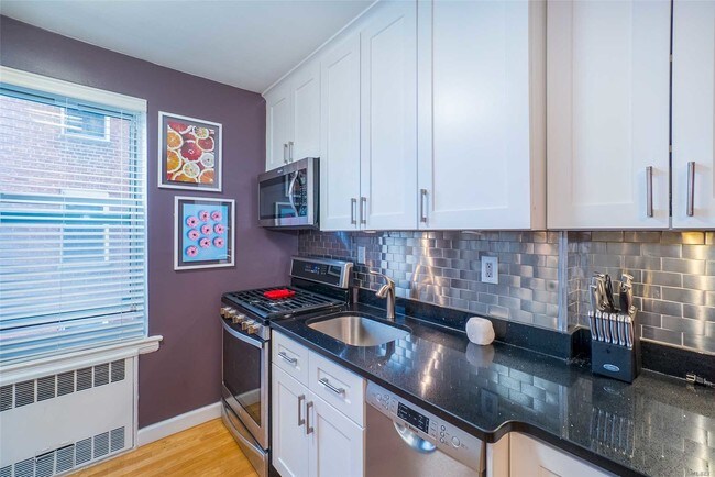 Foto del edificio - 33-25 81st St