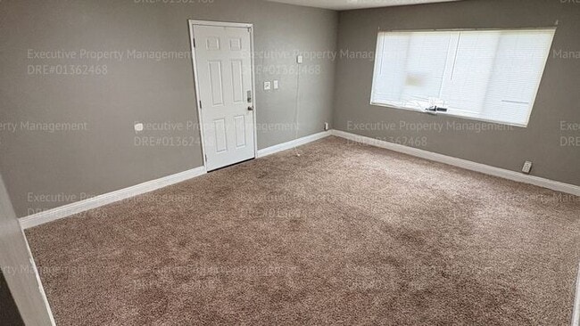 Foto del edificio - 2 bedroom 1 bathroom house located off the main street Oildale Dr.