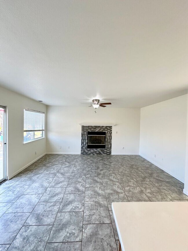 Building Photo - 4 br, 3 bath House - 1812 Carino Ct