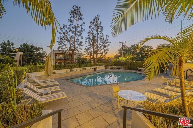 Foto del edificio - 8787 Shoreham Dr