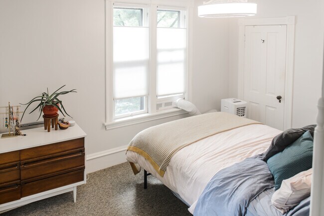 Building Photo - 121 Warwick St SE