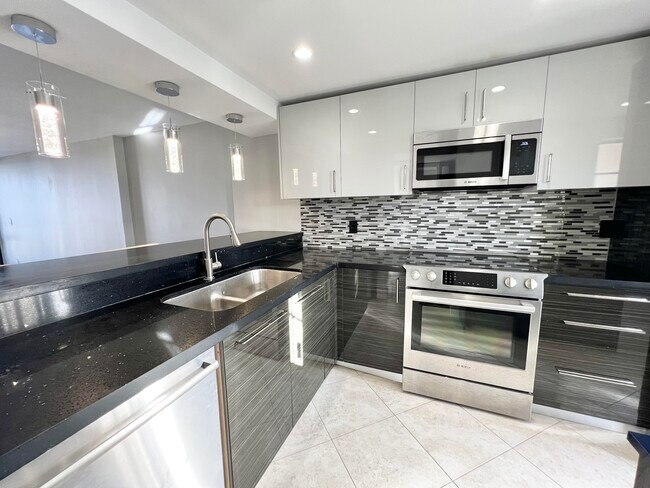 Building Photo - 17 Royal Palm Way