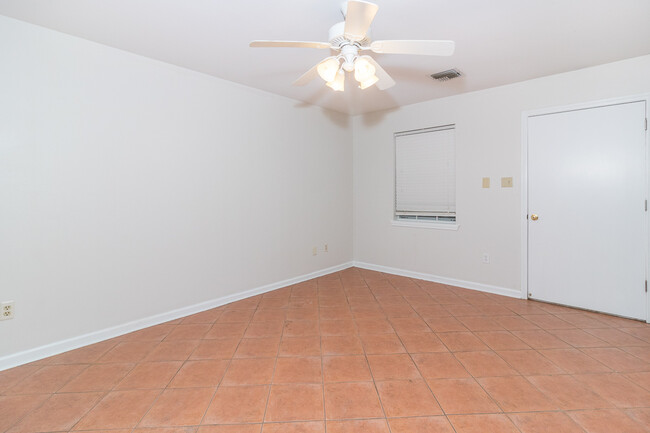 Foto del edificio - Wow! 2bed 2bath - Only 950